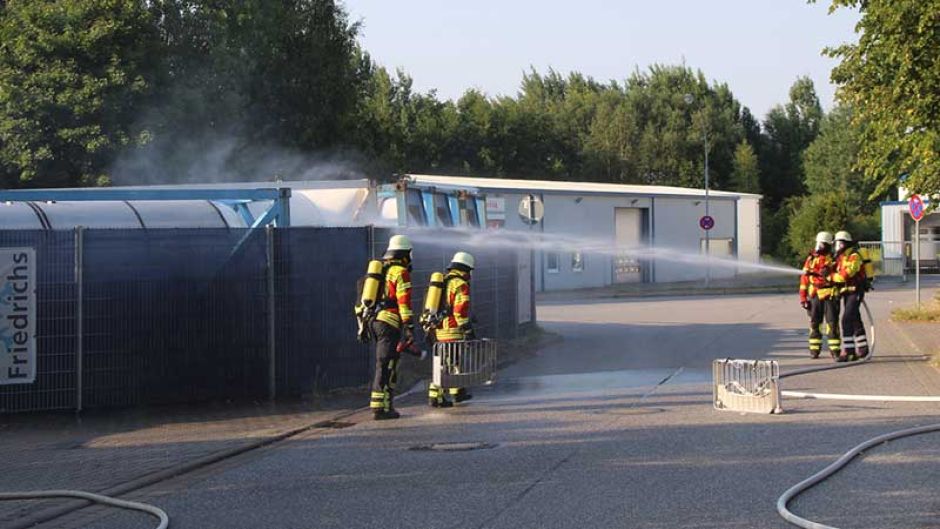 Die Feuerwehr Seevetal leistete bei einem Gefahrguteinsatz in Ramelsloh Hilfe, kühlte dabei einen Tank und war mit einem Großaufgebot vor Ort. | Foto: ein