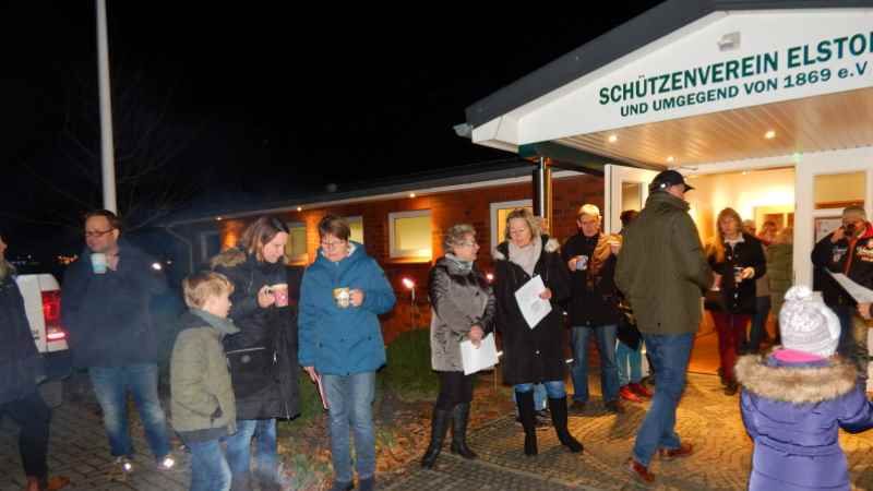 Besucher vom "Lebendigen Adventskalender" in Elstorf. | Foto: ein