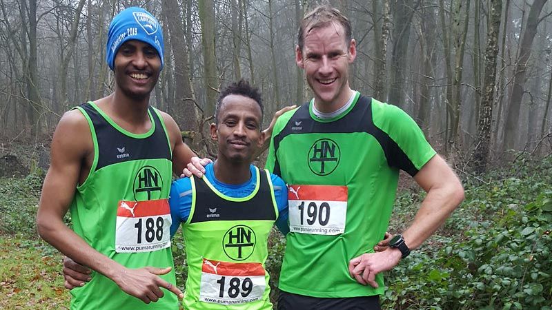 Brhane Gebrebrhan, Hailezgi Meresie und Mathias Thiessen (von links) sind beim Rosengartenlauf mit dabei. | Foto: HNT