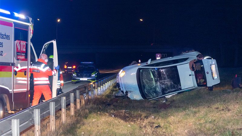 Über 1 Promille maßen die Polizeibeamten bei dem Unfallfahrer. Er kam leicht verletzt ins Krankenhaus. | Foto: JOTO