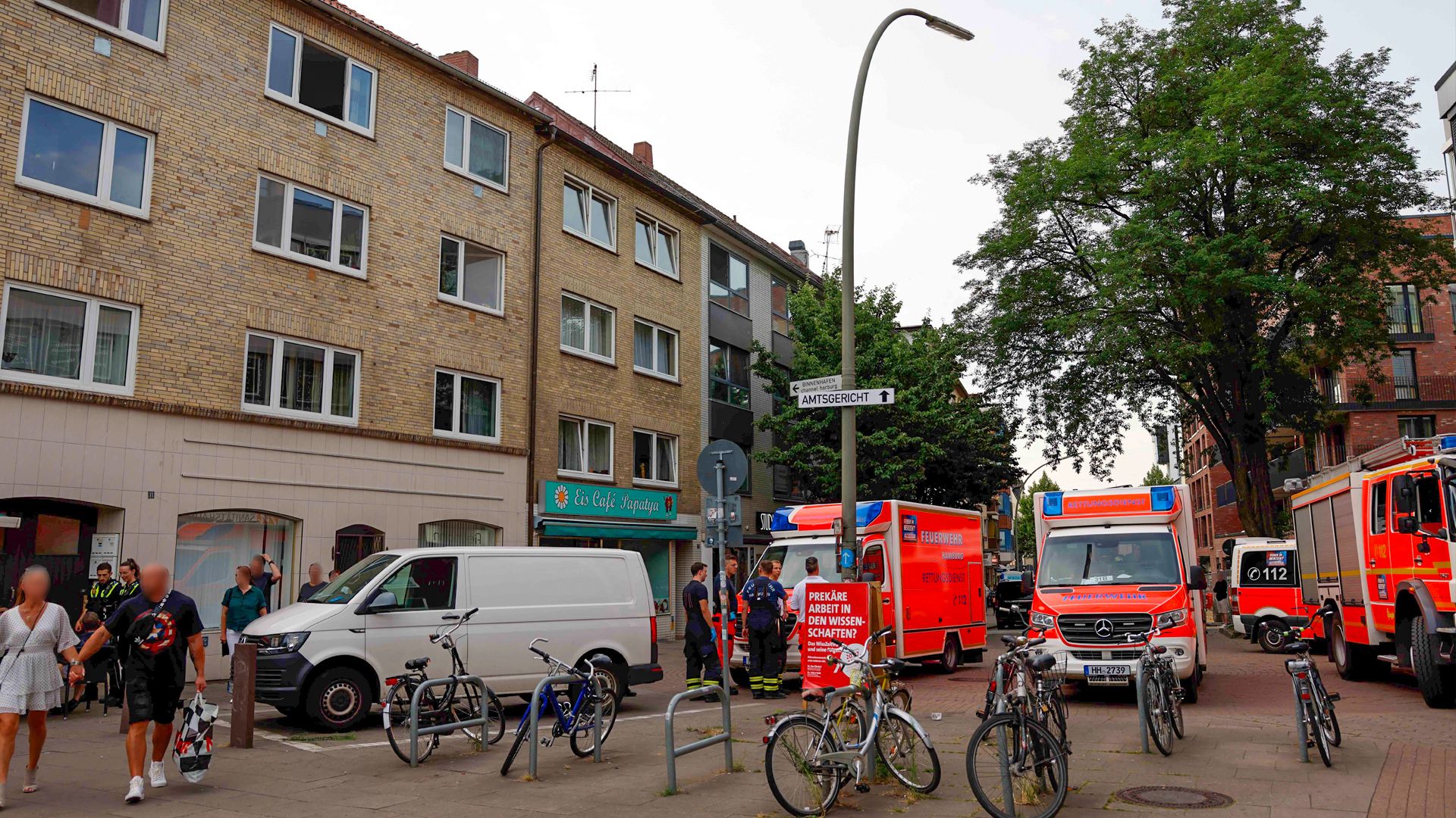 Ein sechsjähriger Junge stürzte am Samstagabend in Harburg aus einem Fenster im dritten Stock und starb. | Foto: HamburgNews