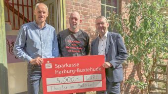 Freuen sich auf den Programm-Start im Theater im Hinterhof (von links): Dirk Schröter und Nils Engelhard (Theater im Hinterhof) sowie Matthias Weiß, Stiftung für Stifter der Sparkasse Harburg-Buxtehude). Foto: ein