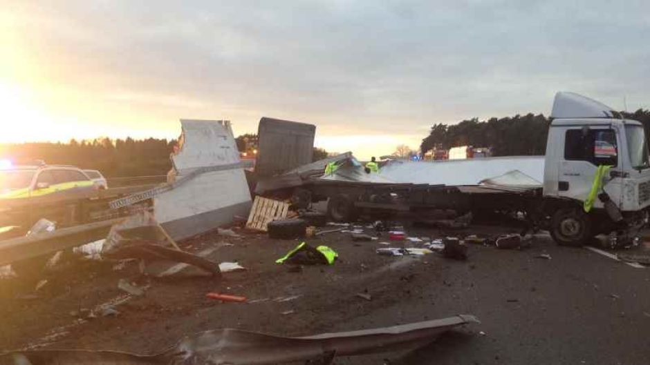 Dieser schwere Verkehrsunfall auf der A 1 forderte drei Verletzte und sorgte für eine stundenlange Vollsperrung der A1 in Richtung Bremen. | Foto: ein