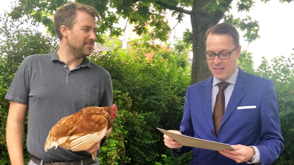Henner Schönecke (links) mit dem Huhn "Xanthippe" und Dr. Martin C. Lockert. | Foto. A. Sommer