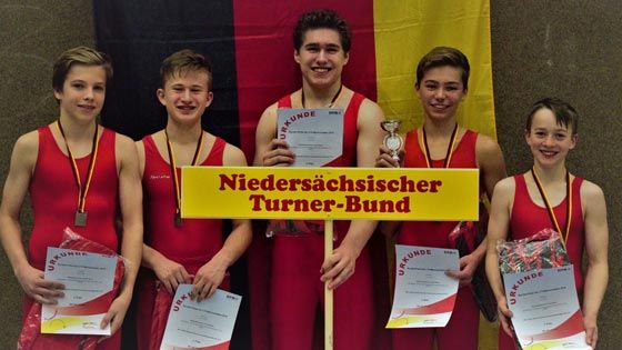 Vizemeister: Mit einer großartigen Teamleistung wurde die NTB-Auswahlriege mit Linus Zuchold (von links), Lars Glöckner, Gregory Keck, Timon Raunecker und Joris Grunwald beim DTB Bundes-Pokal Zweiter und gewann das Emblem mit silberfarbenem Medaillenglanz. | Foto: ein