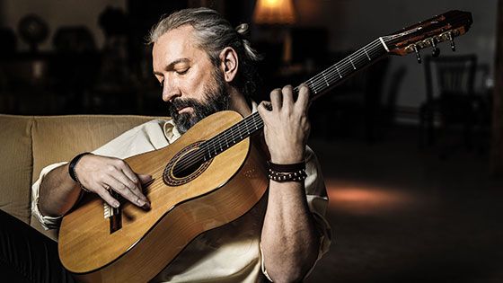 Der  international bekannte Flamenco-Gitarristen Max Herzog ist im Live-Stream des Komm du Kulturcafé zu hören. | Foto: ein