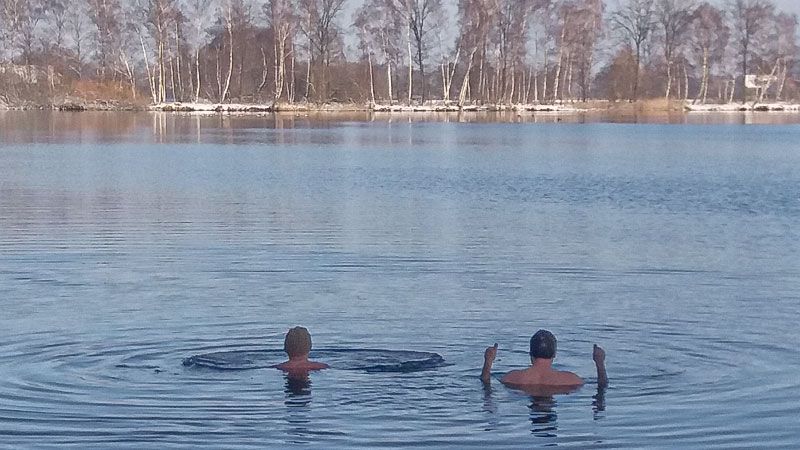 Idylle und großes Staunen am Hörstener See: Auch Minustemperaturen hielten Eheleute aus Maschen nicht vom Eisbaden ab. | Foto: Ilka Teschner