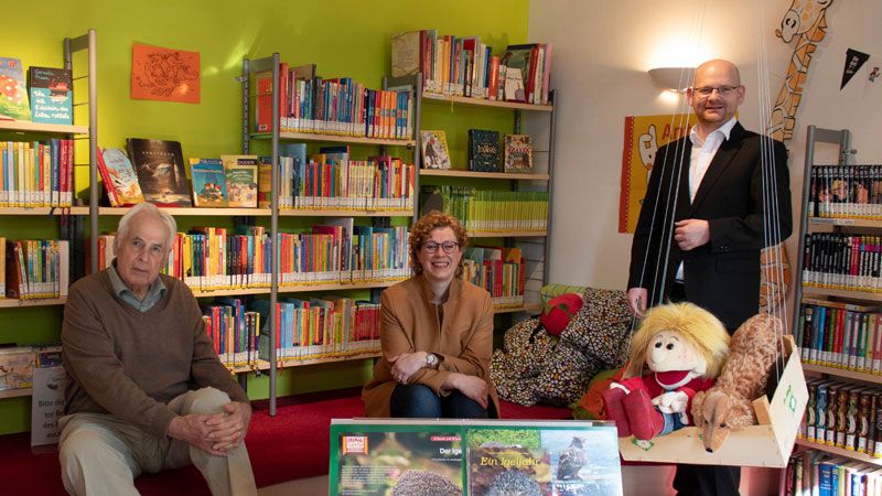 Stolz auf zehn Jahre Bökerstuuv und glücklich über die Erweiterung des Angebots: Hermann Buter und Sandra Kretzschmar (Bürgerstiftung Hanstedt) sowie Timo Böttcher (Sparkasse Harburg-Buxtehude). | Foto: Sparkasse