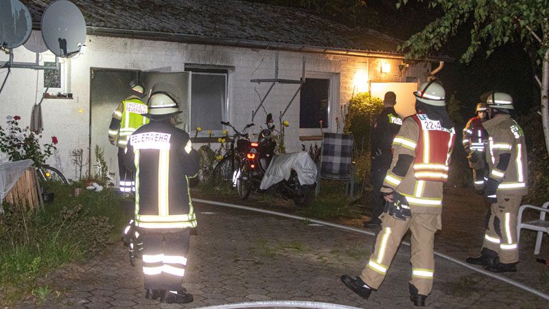 Zwei Verletzte gab es bei einem Zimmerbrand in dieser Obdachlosenunterkunft in Tostedt. | Foto: JOTO