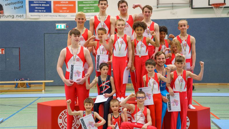 Erfolgreiche Turn-Talentschule des TSV Buchholz 08: Freudestrahlend feiern die siegreichen Kunstturner aus dem 08-Leistungsstützpunkt das herausragende Abschneiden bei den Bezirkskunstturnmeisterschaften 2022. | Foto: Martin Timmann
