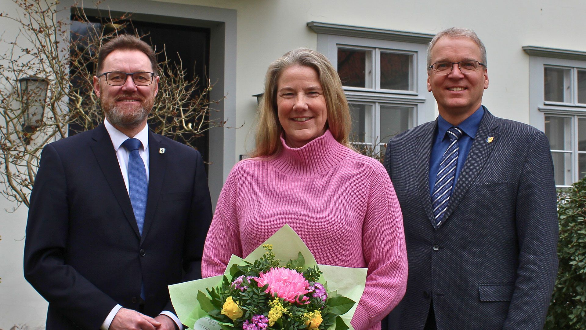 : Aufsichtsratsvorsitzender Josef Nießen (links), Erster Kreisrat des Landkreises Harburg, und Landrat Jens Böther (Lüneburg) begrüßen Ellen Kartenbeck in der Region. | Foto: Landkreis Lüneburg