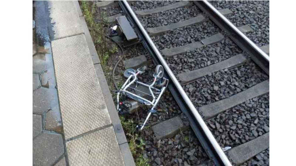 Der zerstörte Rollator an Gleis 6 | Foto: ein