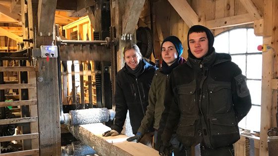Tessa Lüdke (von links), Johanna Klocke und Johann Holst machen praktische Erfahrungen an der Gattersäge in der Wassermühle Karoxbostel. | Foto: ein