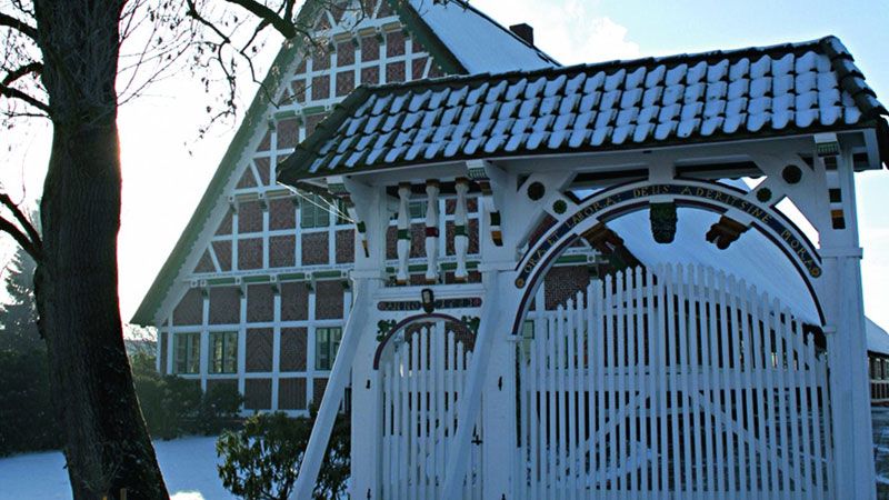 Der Obsthof PuurtenQuast in Neuenfelde im Alten Land ist ein magischer Ort, der alle Sinne anspricht. Hier gibt es Torten und Kuchen zum Abholen.