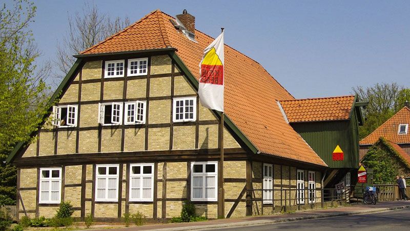 Im Mühlenmuseum zeigt der Müller Franz Rosenkranz den Besuchern die alte Mahltechnik. | Foto: FLMK