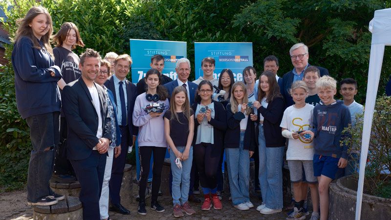 Gemeinsam für mehr MINT in der Region: Marcus Ranft (von links), Annegret Dittmer-Woitha, Dr. Volker Schmidt, Rainer Rempe, Olaf Lakämper, Dr. Bernd Althusmann mit Schülerinnen und Schülern der Oberschule im Seevetal und des Gymnasiums Meckelfeld). | Foto: Markus Schwarze