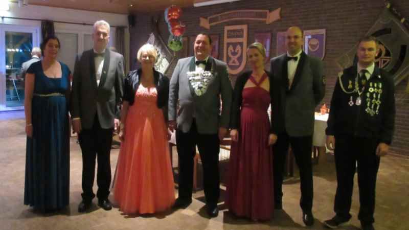 Das Ohlendorfer Königegespann: Adjutant Burkhard (von links) und Kerstin Buhrow, König Andreas & Elke Köhler, Adjutant Ingo & Inga Meyer, Tobias Buhrow  | Foto: ein