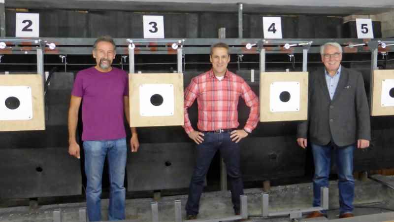 Der Vorstand, vor den Scheiben des Kleinkaliber-Stands, freut sich auf das Neujahrsschießen ab Montag, 7. Januar: Hans-Heiner Fischer (von links), Michael John und Karl-Heinz Ahlt. | Foto: ein