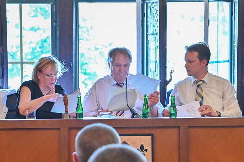 Leiten von nun an die Harburger Bezirksversammlung: Jürgen Heimath (SPD, Mitte), Dr. Regina Marek (Grüne) und Robert Timman (CDU). | Foto: Niels Kreller