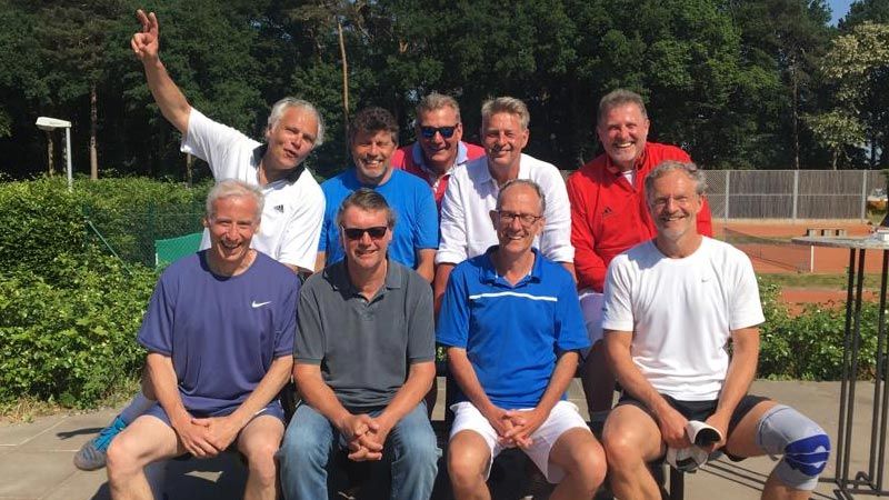 Wurden Hamburger Tennis-Vizemeister: Die 1. Herren "55" des Harburger Turnerbunds. | Foto: ein