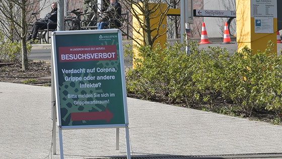 Am Eingang der Hinweis: Besuchsverbot. Aber trotzdem scheint das Coronavirus ins AK Harburg gelangt zu sein. | Foto: Niels Kreller