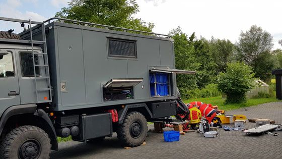Die Feuerwehr Seevetal rettete einen schwer verletzten Mann unter diesem Lkw heraus. | Foto: Feuerwehr