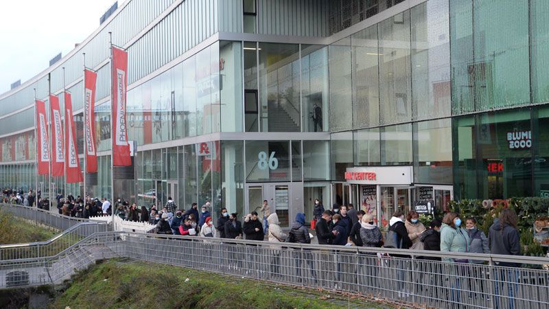 Rund 200 Meter lang war heute die Schlange vor dem Impfzentrum im Harburger Phoenix-Center. | Foto: ein