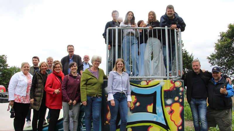 Seevetals Bürgermeisterin Emily Weede (vorn, Mitte) freute sich in Anwesenheit von Gästen aus Verwaltung, Politik und Jugend gemeinsam mit Regionalmanagerin Annika Paulini (3.v.r.) über die neue Skateranlage. | Foto: ein