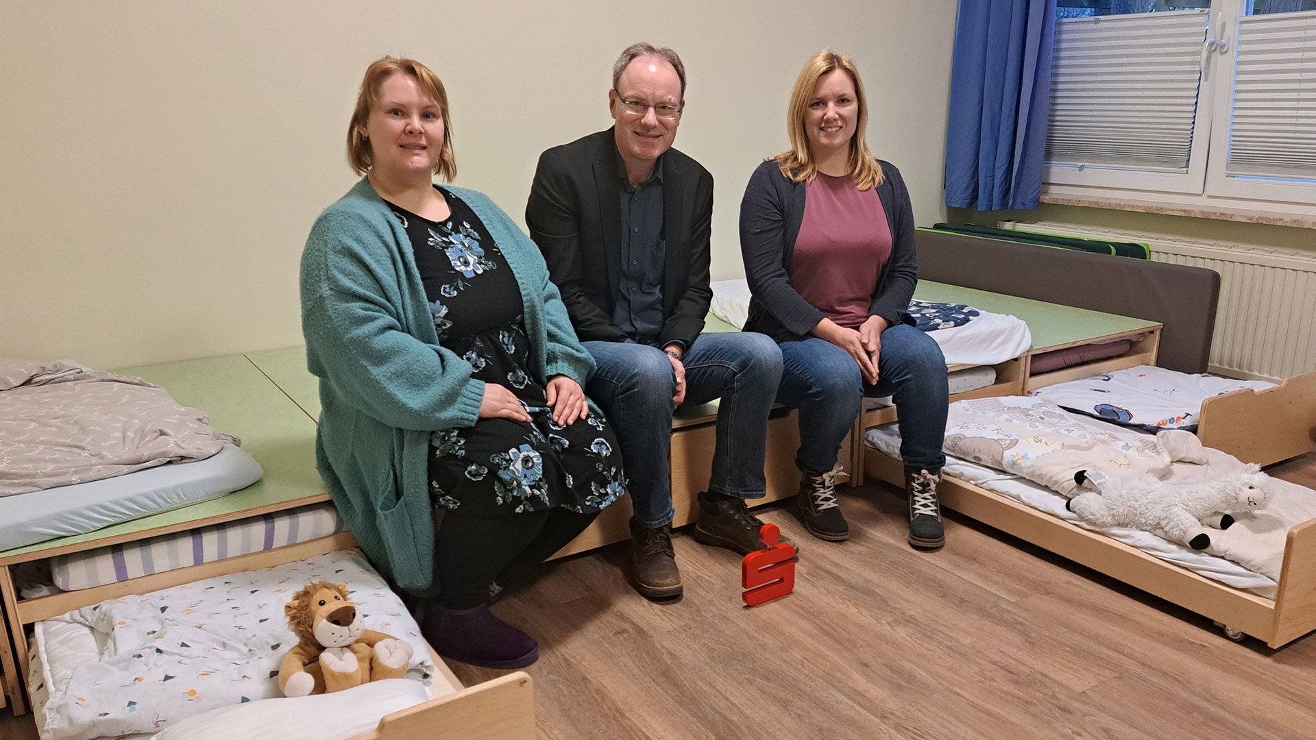 Freuen sich über die neuen Krippenbettchen: Melanie Martens (Erzieherin Kita Inne Beek), Jochen Lindemann (stell. Vorsitzender der Jugendstiftung) und Marleen Martens (Förderverein Kita Inne Beek). | Foto: Sparkasse