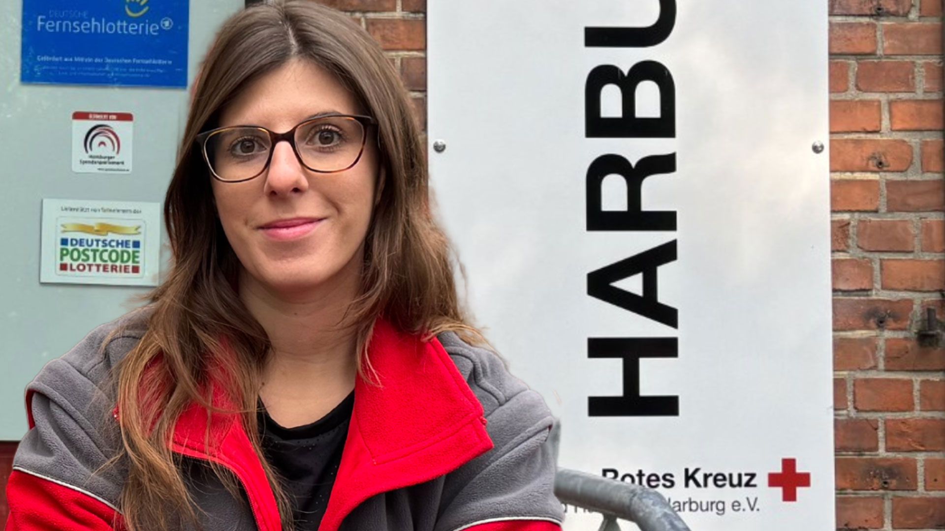 Julia Malert, Leiterin des Harburg-Huus, berichtet über die Arbeit in der zentralen Anlaufstelle des DRK Harburg. | Foto: DRK Harburg