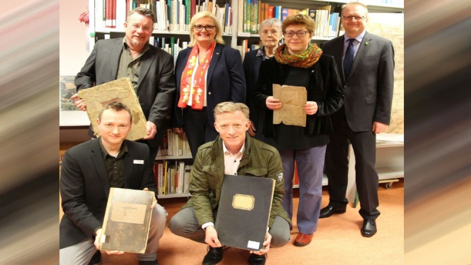 Seevetals Bürgermeisterin Martina Oertzen (Mitte) und Archivleiterin Hilde Hoherz (3.v.r.) zeigen einige Exponate aus dem Archiv, mit dabei: (hinten v.l.n.r.) Erich Schwentke (Gemeinde Seevetal), Gesa Erhorn und Mike Wille (Hauptamtsleiter Gemeinde Seevetal) sowie (vorn v.l.n.r) Arndt Ernst (Archiv) und Sören Sahling. | Foto: ein