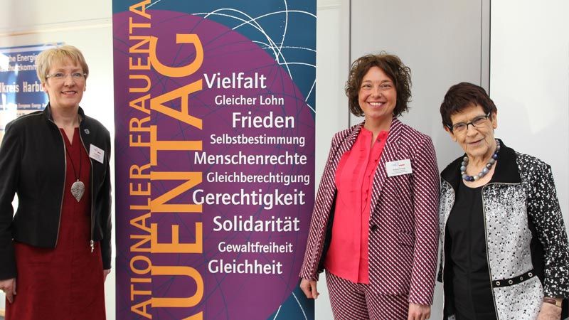 Zum Internationalen Frauentag im Kreishaus sprachen die stellvertretende Landrätin Annette Randt (von links), Andrea Schrag, Gleichstellungsbeauftragte des Landkreises Harburg, und Professorin Dr. Rita Süssmuth. | Foto: ein/Landkreis Harburg