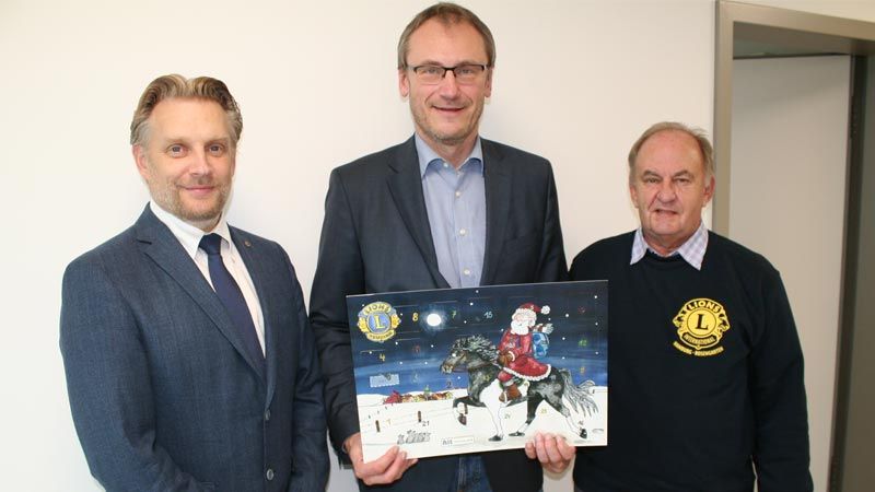 Übergabe des ersten Adventskalenders des Jahres 2019; Präsident Christian Müller (von links), Rosengartens Bürgermeister Dirk Seidler und Lions-Schatzmeister Dieter Harner. | Foto; ein