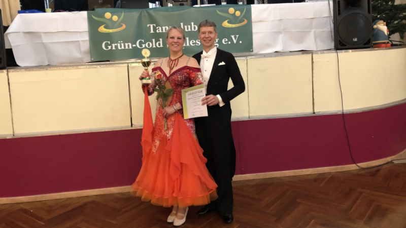 Hartmut und Sabine Stehr freuen sich über den Tanzturniersieg. | Foto: ein