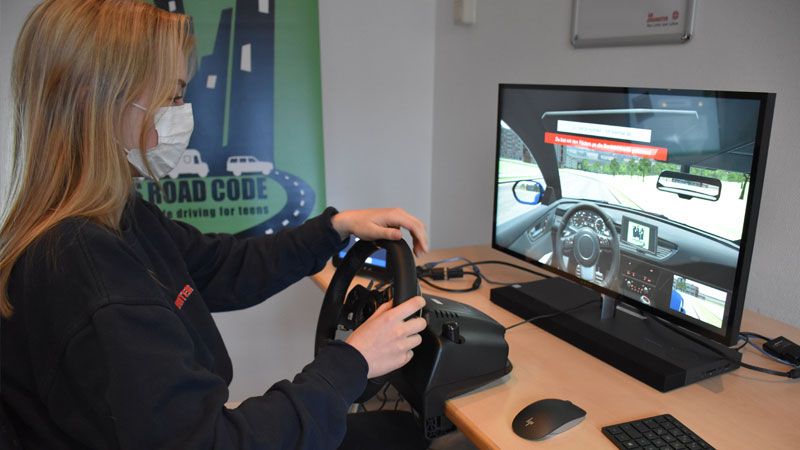 Die 19-jährige Henny Zack konnte am Fahrsimulator verschiedene Situationen im Straßenverkehr trainieren. | Foto: Johanniter