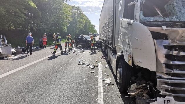 Der LKW crashte am Samstag in ein Stauende auf der A1 bei Hittfeld. | Foto:  Polizei