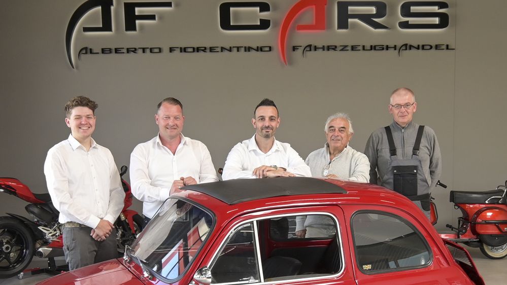 Neu im Team von AF-Cars: Fahrzeug-Aufbereiter Darek Wysiecki (rechts) mit Alberto (3.v.l.) und Rocco Fiorentino (4..v.l.) sowie Raimo Müller (2.v.l.) und Flavio Caffarelli.