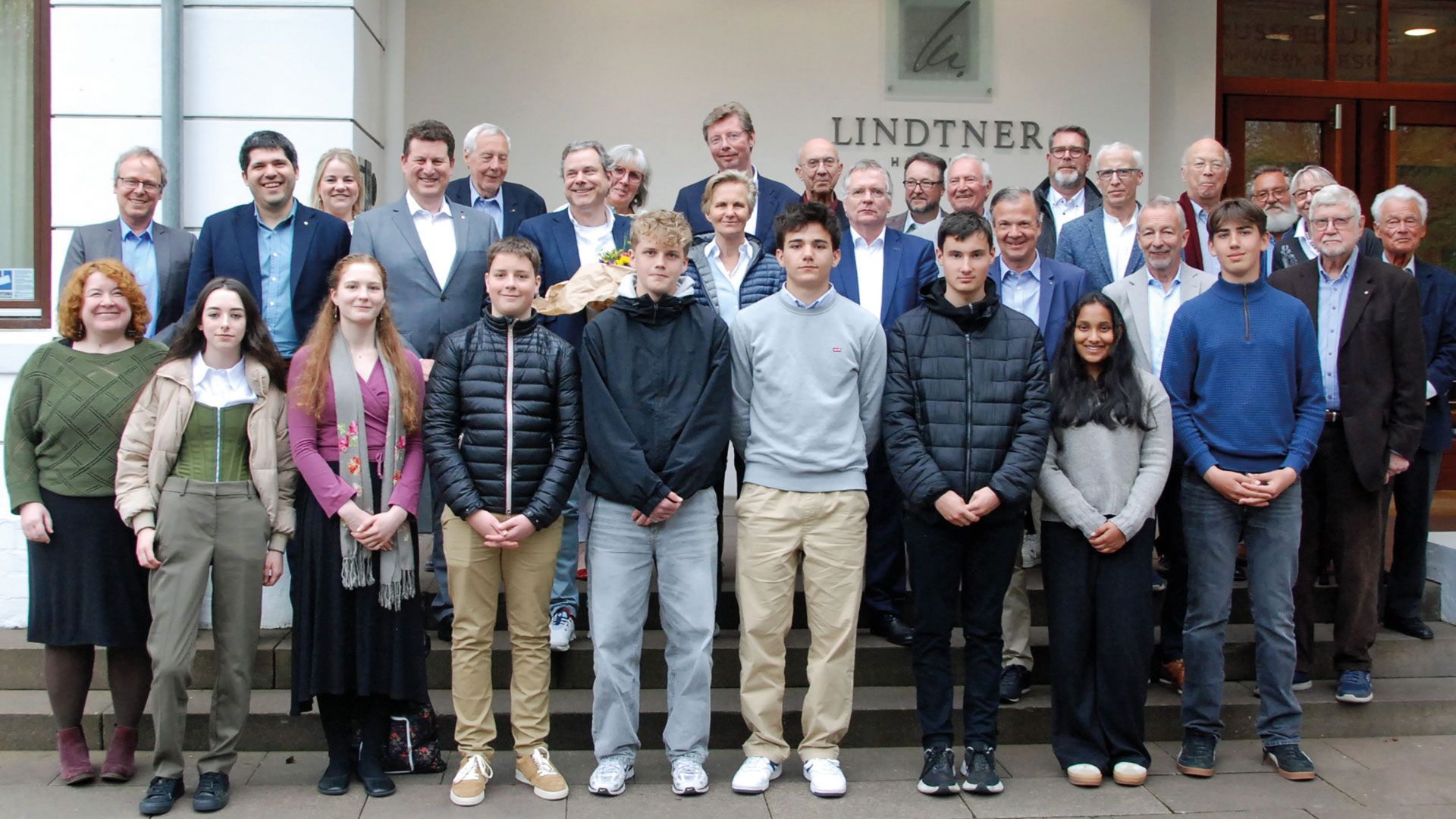 Die Harburger Rotarier luden die irischen Schülerinnen und Schüler zum Schnitzel-Essen ins Privathotel Lindtner ein. Foto: Rotary-Club Hamburg-Harburg