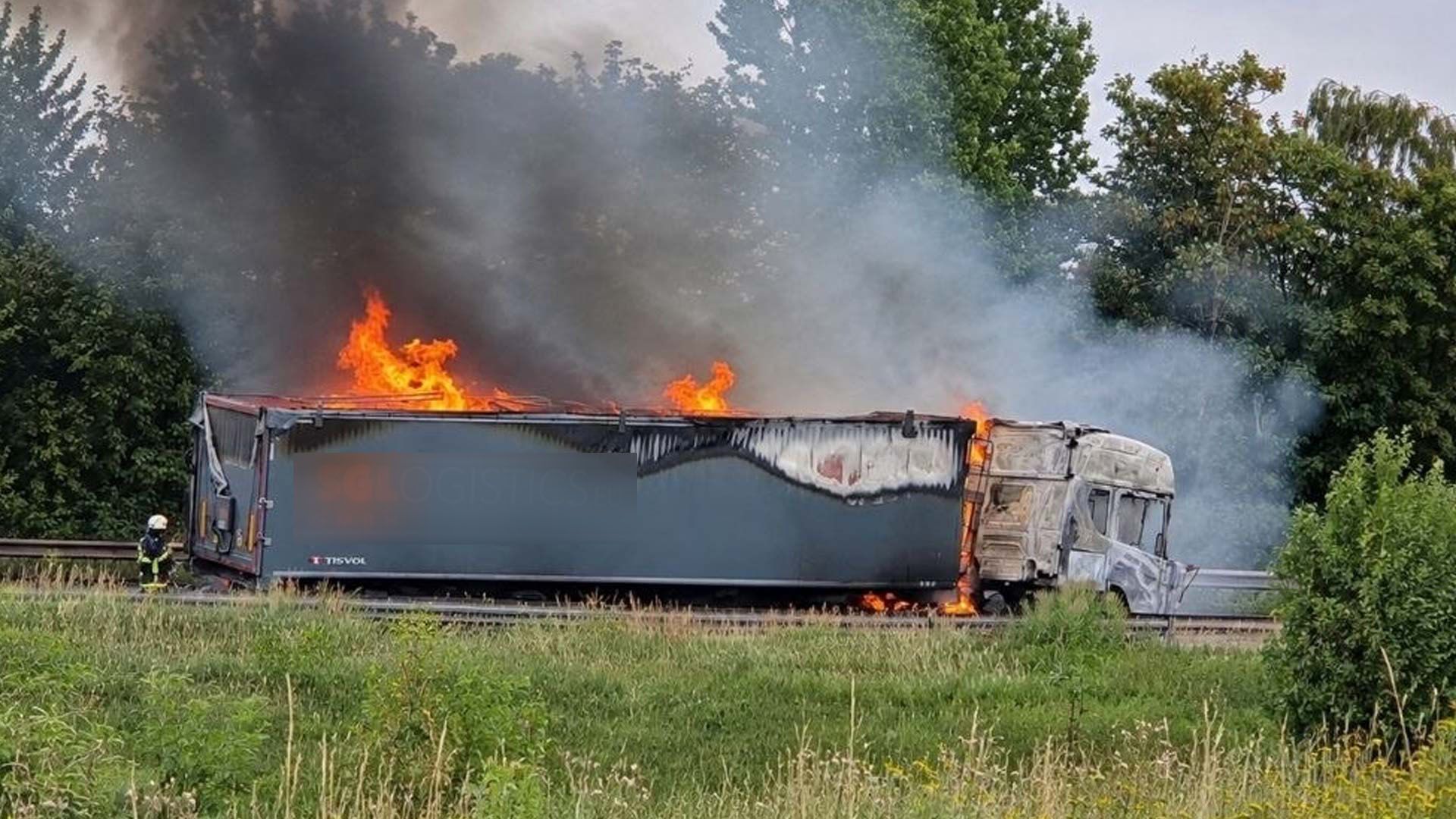 Ein LKW mit Kaffeebohnen geriet am Donnerstag auf der A1 in Brand. Foto: Lenthe-Medien/Müller