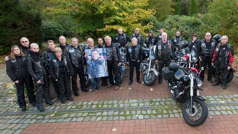 Die Hanse Biker hatten sich mit Ihren Maschinen auf dem Neugrabener Heidefriedhof versammelt, um von Peter Blankstein Abschied zu nehmen. | Foto: Niels Kreller