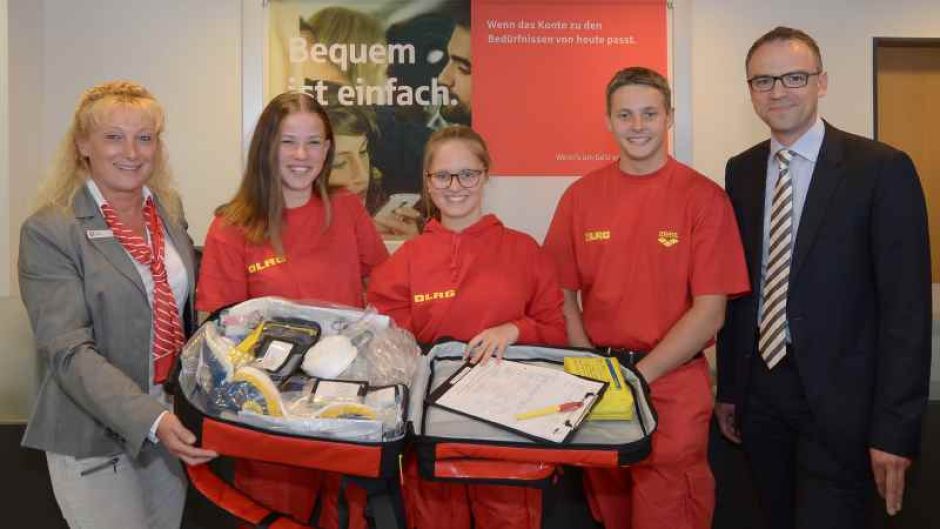 Ulrike Seifert, Filialleiterin der Sparkasse (links) und Martin Fuchs, Vorsitzender DLRG OG Maschen e.V. (rechts) bei der Übergabe des neuen Notfallrucksacks an die DLRG-Mitglieder. | Foto: ein