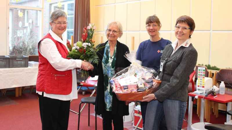 Ruth Rudnik dankt  Brigitte Hillebrecht für die vielen Jahre, in denen der DRK-Blutspendedienst so freundlich aufgenommen wurde. | Foto: ein