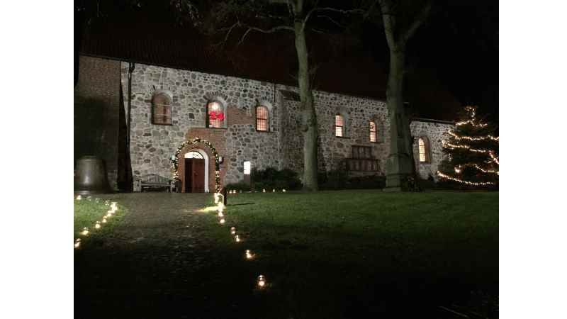 Hittfelder Kirche bei Nacht. | Foto: ein