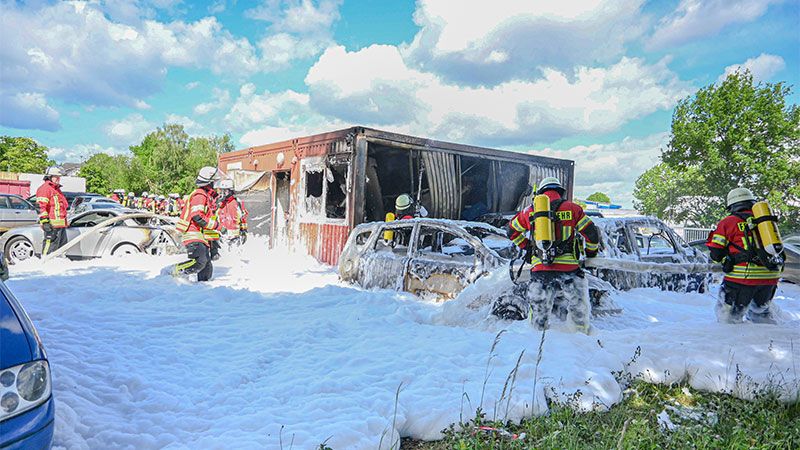 Vier Autos und ein Lagercontainer standen auf dem Schrottplatz in Flammen - jetzt stellt der schaum ein Entsorgungsproblem dar. | Foto: HamburgNews