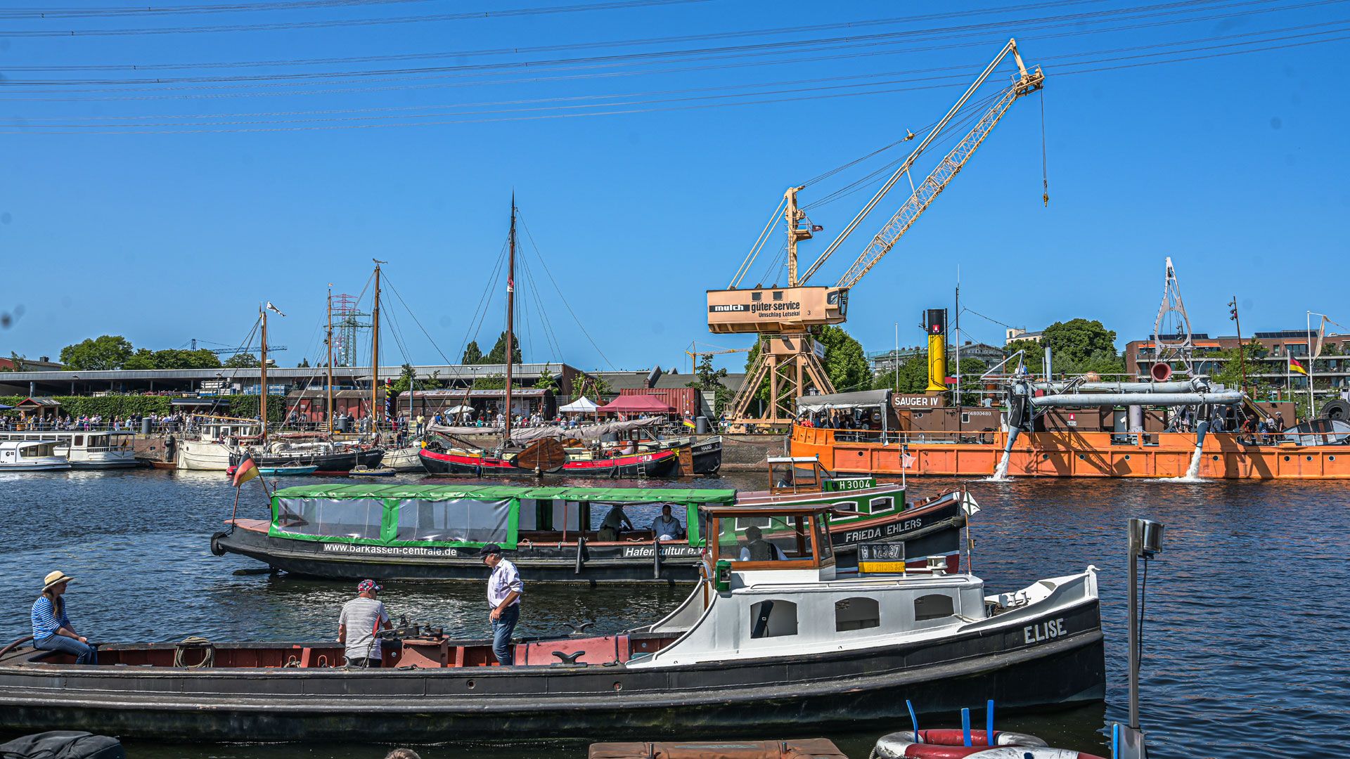 Das Harburger Binnenhafenfest lockte zehntausende Besucher in den Hafen. | Foto: Niels Kreller