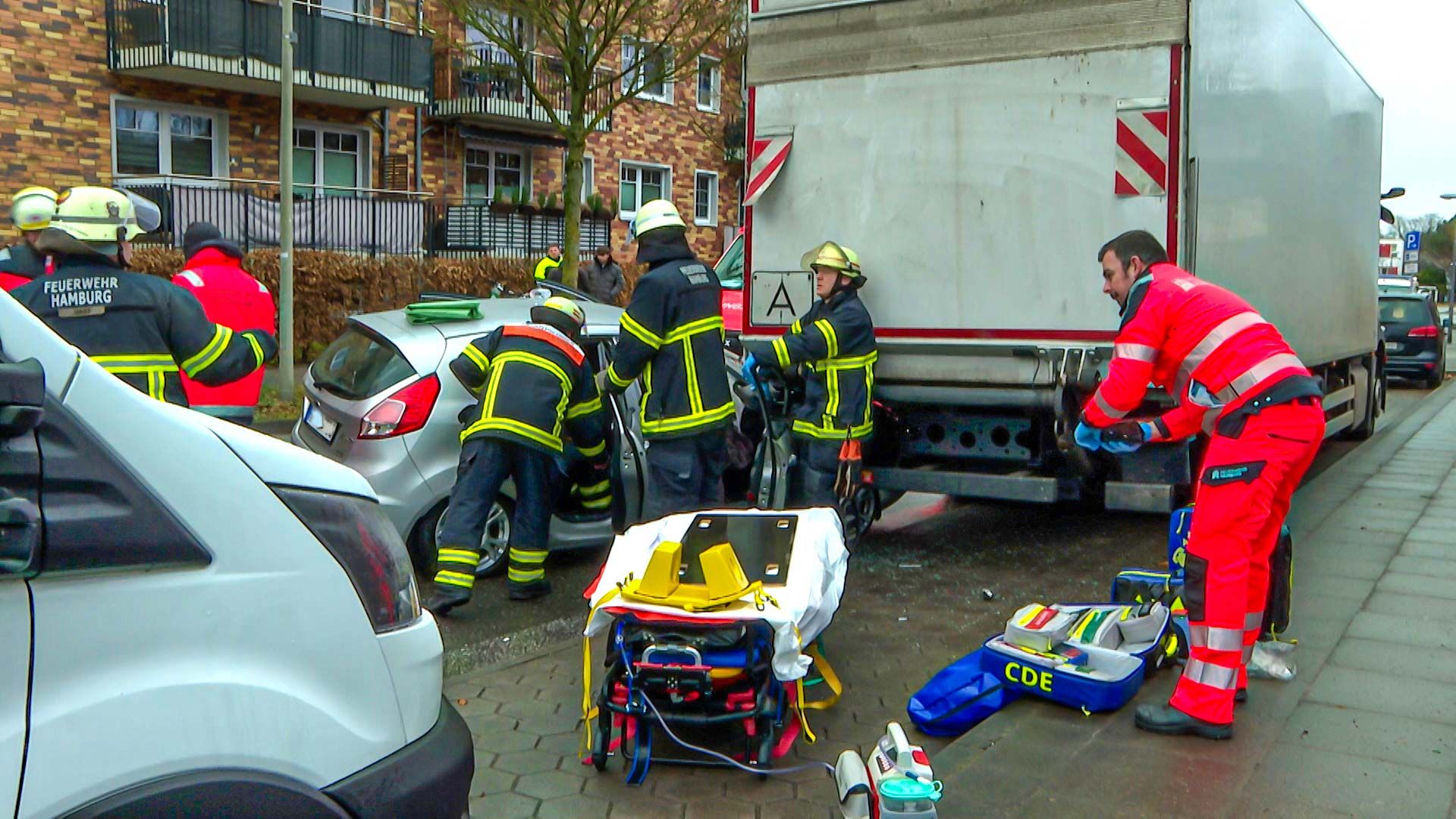 Die Feuerwehrleute holten die schwer verletzte Beifahrerin schonend aus dem Wrack heraus. Foto: HamburNews