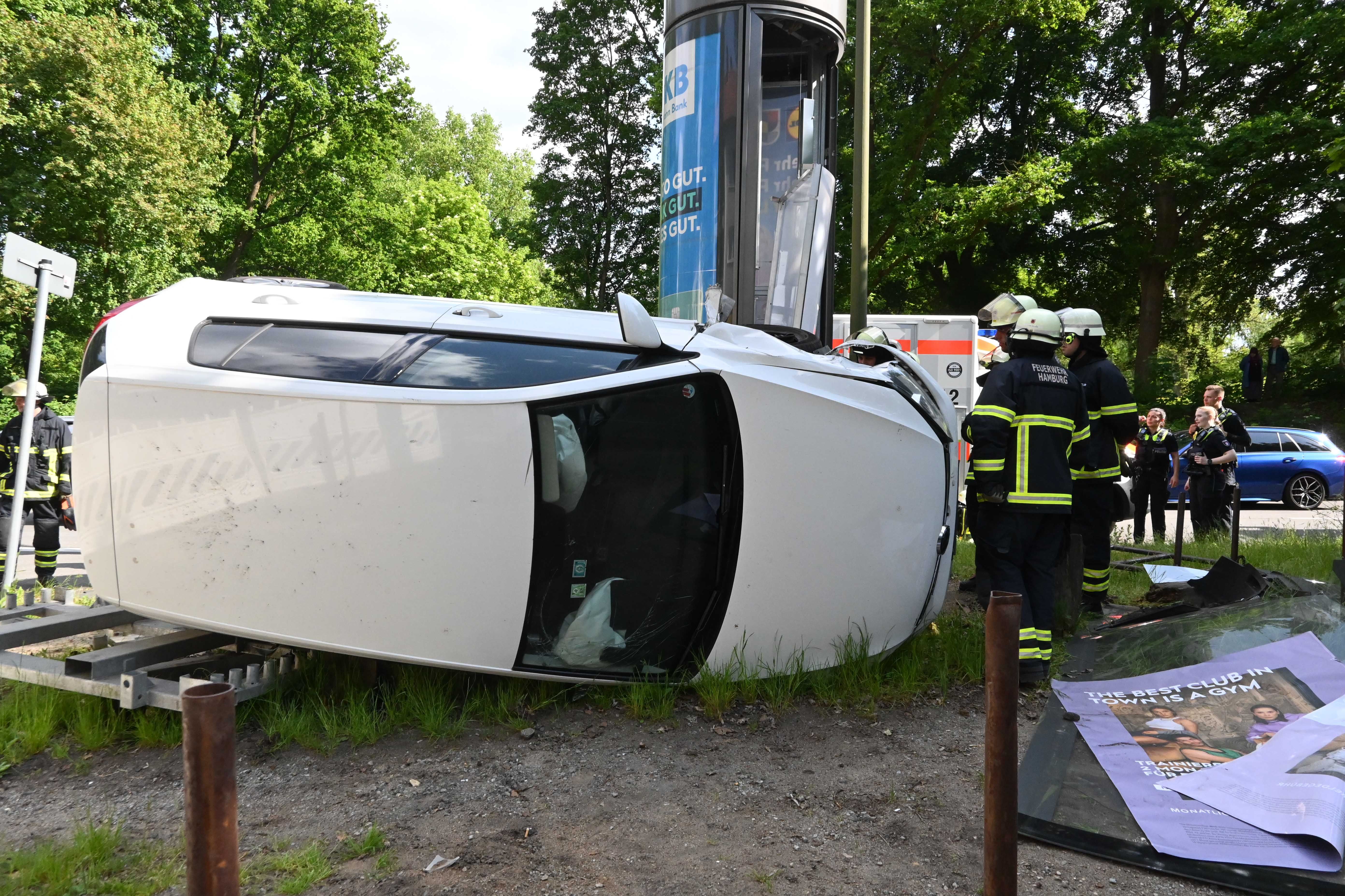 In Harburg krachte ein VW in eine Litfaßsäule | Foto: HamburgNews