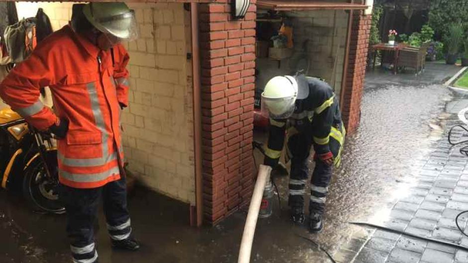Wie hier in Leversen waren allerorts Feuerwehren im Unwettereinsatz. | Foto: ein