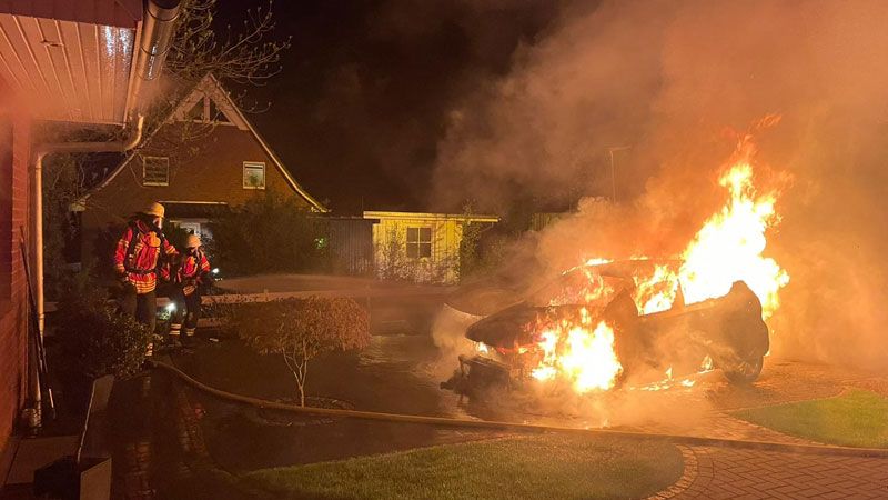 Die Feuerwehren aus Ramelsloh und Ohlendorf mussten in Ramelsloh zwe brennende Fahrzeuge ablöschen. | Foto: Stefan Gehrmann, FF Ramelsloh