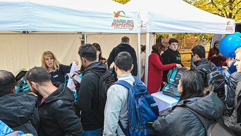 Großen Andrang gab es am Dienstag im Carl-Ihrke-Weg, als die Erstsemester der TUHH ihre Taschen abholen wollten. | Foto: Niels Kreller